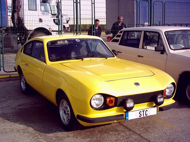 Żółty sportowy samochód Anadol STC-16 zaparkowany na ulicy.