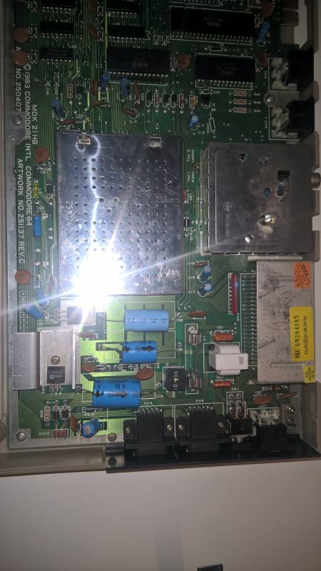 Commodore C64 wyświetla kolorowe kwadraty i symbole zamiast Basic po włączeniu