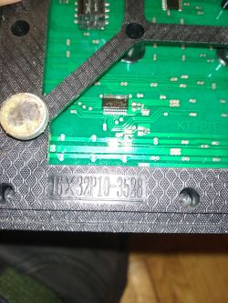 Wyjęty panel LED z oznaczeniem modelu 16x32P10-3528.