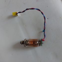 Lampa elektronowa z przewodami i złączem na białym tle