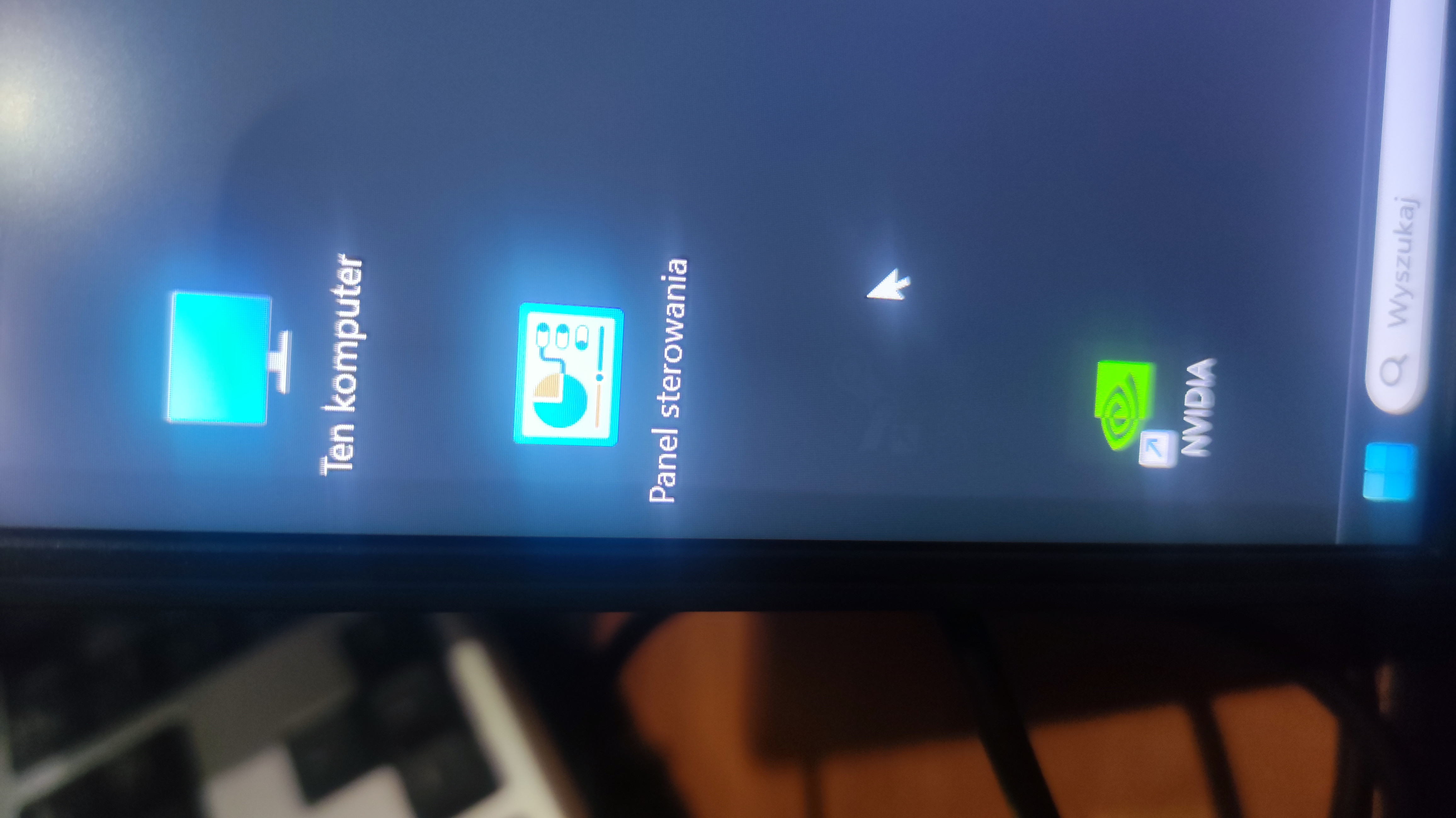 Ciemniejsze paski i efekt wypalenia ikon na ekranie Asus ROG Zephyrus G15