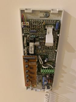 Automation of the Farfisa EX326 uniphone using a voltage-free Sonoff module Automation of the Farfisa EX326 uniphone using a voltage-free Sonoff module