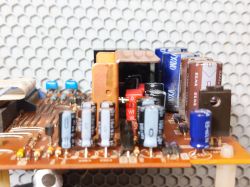 Elementy elektroniczne na płytce drukowanej