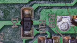 Zbliżenie na diodę SMD oznaczoną T4 obok oznaczeń R8 i R9 na płytce PCB.