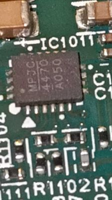 Gdzie znaleźć opis wyjść układu TLE 4470 w radio ID7SB Opel Insignia B?