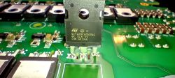 Tranzystor SCT100N120G2AG osadzony na zielonej płytce PCB modułu ICCU