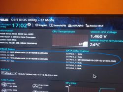 Ekran BIOS z informacjami o gniazdach pamięci i SATA