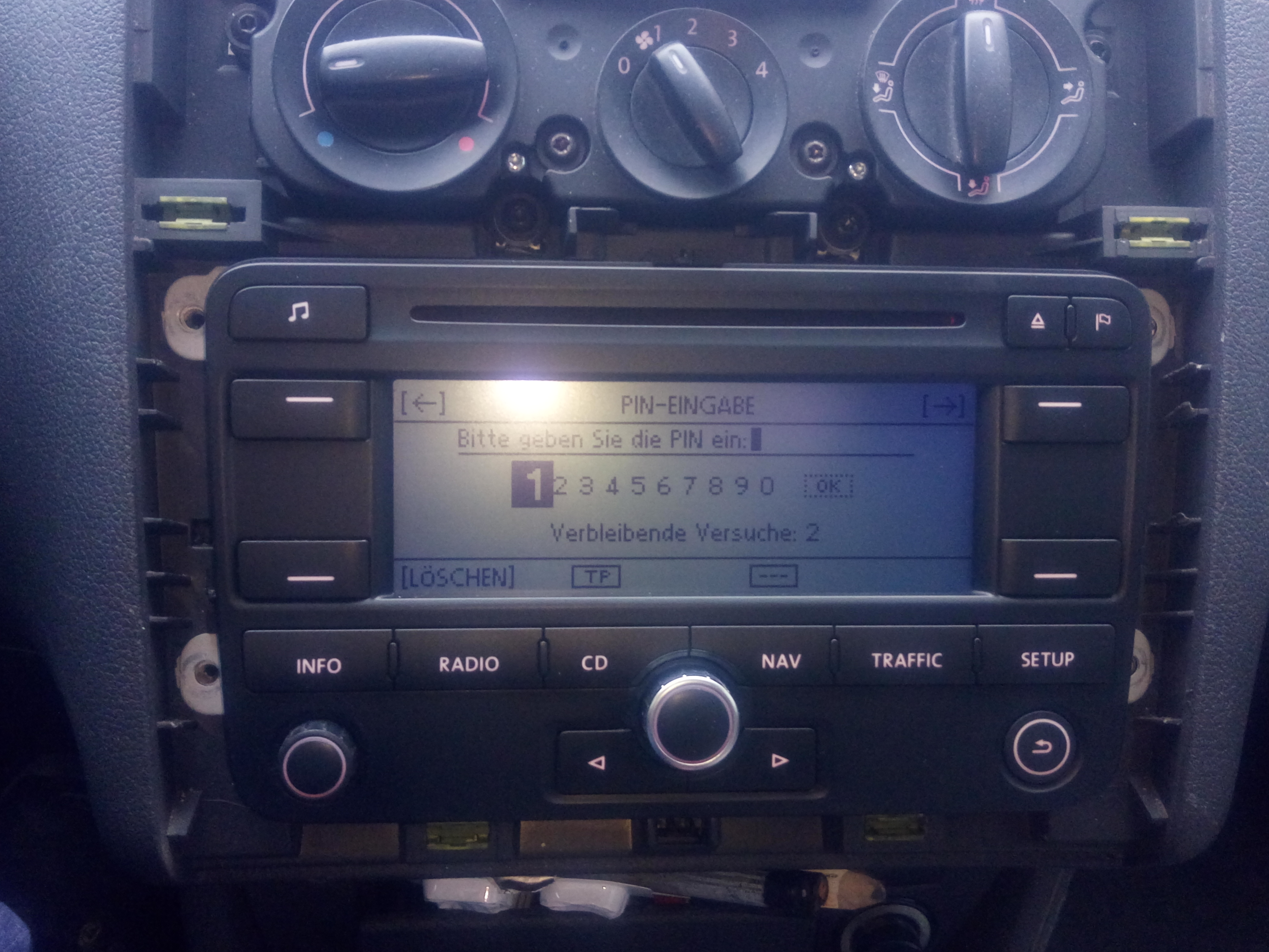 VW RNS300 radio nie chce wystartowac, wlacza sie i wylacza