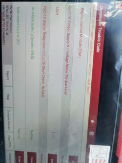 Ekran aplikacji diagnostycznej Renault z kodami usterek ECM i opisem niskiego napięcia zasilania czujników.