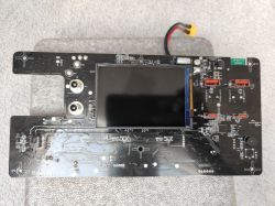 Płyta główna stacji zasilania z wyświetlaczem LCD i złączami.