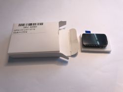 Moduł ESP32-C6-LCD-1.47 obok otwartego pudełka z etykietą produktu