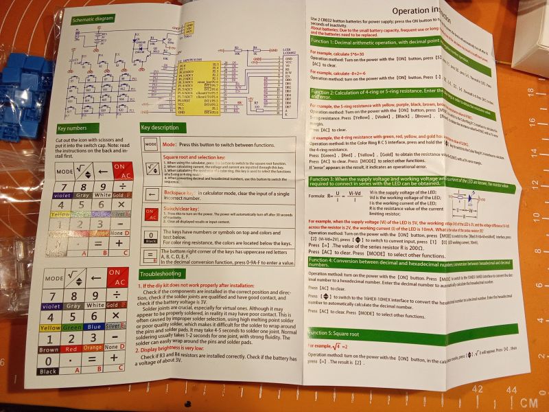 Ilustracja instrukcji obsługi kalkulatora elektronicznego z oznaczeniami kolorów i opisami klawiszy.