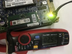 Płyta główna z modułem RAM i SSD oraz miernik cęgowy Uni-T pokazujący 2,53