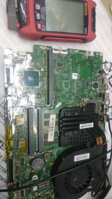 Płyta główna z elementami elektronicznymi, miernik i folia aluminiowa