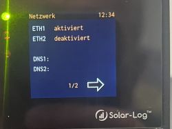 Wyświetlacz Solar-Log pokazujący ustawienia sieci z aktywnym portem ETH1