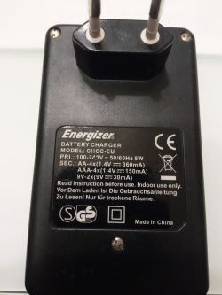 Zbliżenie na tylną etykietę ładowarki Energizer model CHCC-EU z parametrami technicznymi