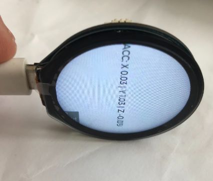 Owalny wyświetlacz LCD 1.28” połączony przez USB-C, prezentujący dane z czujnika akcelerometru.