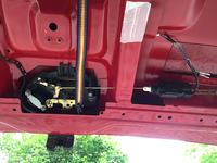 VW T5 2010r - Montaż uniwersalnego siłownika w tylnej klapie