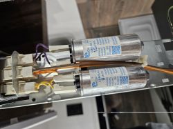 Dwa kondensatory silnikowe 15 µF i 9 µF zamontowane w suszarce BEKO
