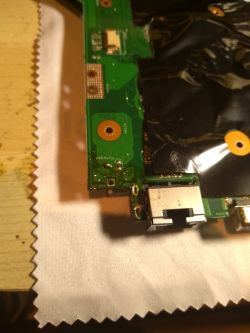 ASUS x54c - zwarcie na płycie przy padzie od bolca gniazda ładowania ASUS x54c - zwarcie na płycie przy padzie od bolca gniazda ładowania
