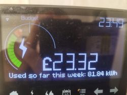 Ekran licznika energii pokazujący koszt £23.32 i zużycie 81.94 kWh w tym tygodniu