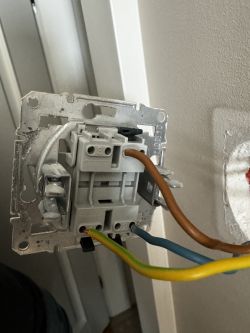 Jak podłączyć włącznik Wi-Fi zamiast świecznikowego? 3 przewody, 4 wejścia