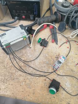 Schemat podłączenia przekaźnika elektromagnetycznego z przyciskiem i diodą LED