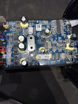 Płyta główna głośnika JBL Xtreme 3 z widocznymi elementami elektronicznymi.
