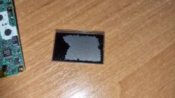 Uszkodzony wyświetlacz LCD i płytka radiowa na drewnianym blacie