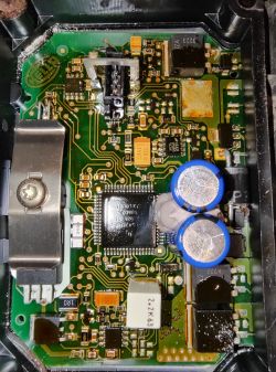 Wnętrze elektroniczne pieca z płytką drukowaną i komponentami.