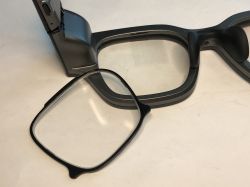 Zbliżenie na okulary INMO Air 2 z wyjętym szkłem korekcyjnym na magnetycznym mocowaniu.