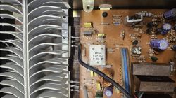 Widok wnętrza wzmacniacza NAD 2150 z widocznym radiatorem i zmodyfikowaną płytką PCB