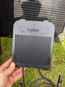 Urządzenie Taylor Amphenol H4Si zainstalowane na panelu fotowoltaicznym