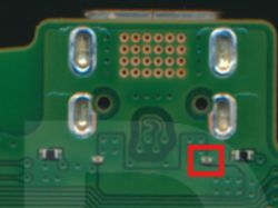 Zbliżenie na płytkę drukowaną z zaznaczonym miejscem na kondensator