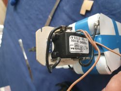 Czarny stycznik Hilti 36V z przewodami, zamontowany na PCB przy pakiecie akumulatorowym Ni-MH.