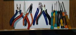 Jakie wybrać kombinerki (szczypce) dla warsztatu elektronika?