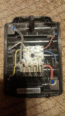 Obudowa wewnętrzna akumulatora z podłączonymi przewodami i elektroniką.