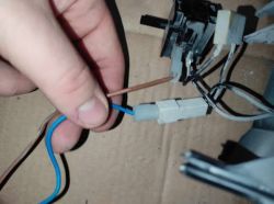 Zbliżenie na rękę trzymającą kabel z wtyczką w odkurzaczu Karcher WD 3.