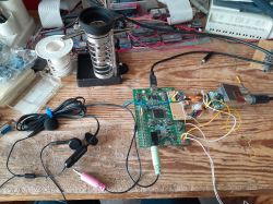 Prototyp odbiornika SDR z STM32 zmontowany na płytce stykowej obok słuchawek i stacji lutowniczej