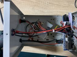 Wnętrze zasilacza regulowanego z widocznymi przewodami i komponentami elektronicznymi.