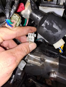 Zbliżenie na kable elektryczne podczas wymiany silnika w motocyklu Romet Ogar 202.