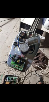 Napęd do bramy garażowej Nice SP6000 z widocznymi kablami i płytką.