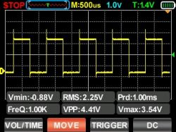 Oscilloscope screen showing a square waveform with signal parameters.