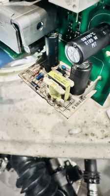 Elementy elektroniczne na płytce drukowanej w pralce Indesit
