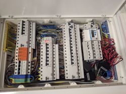 Sofar HYD 5KTL-3PH + BTS 5 kWh – falownik nie wraca automatycznie po zaniku prądu