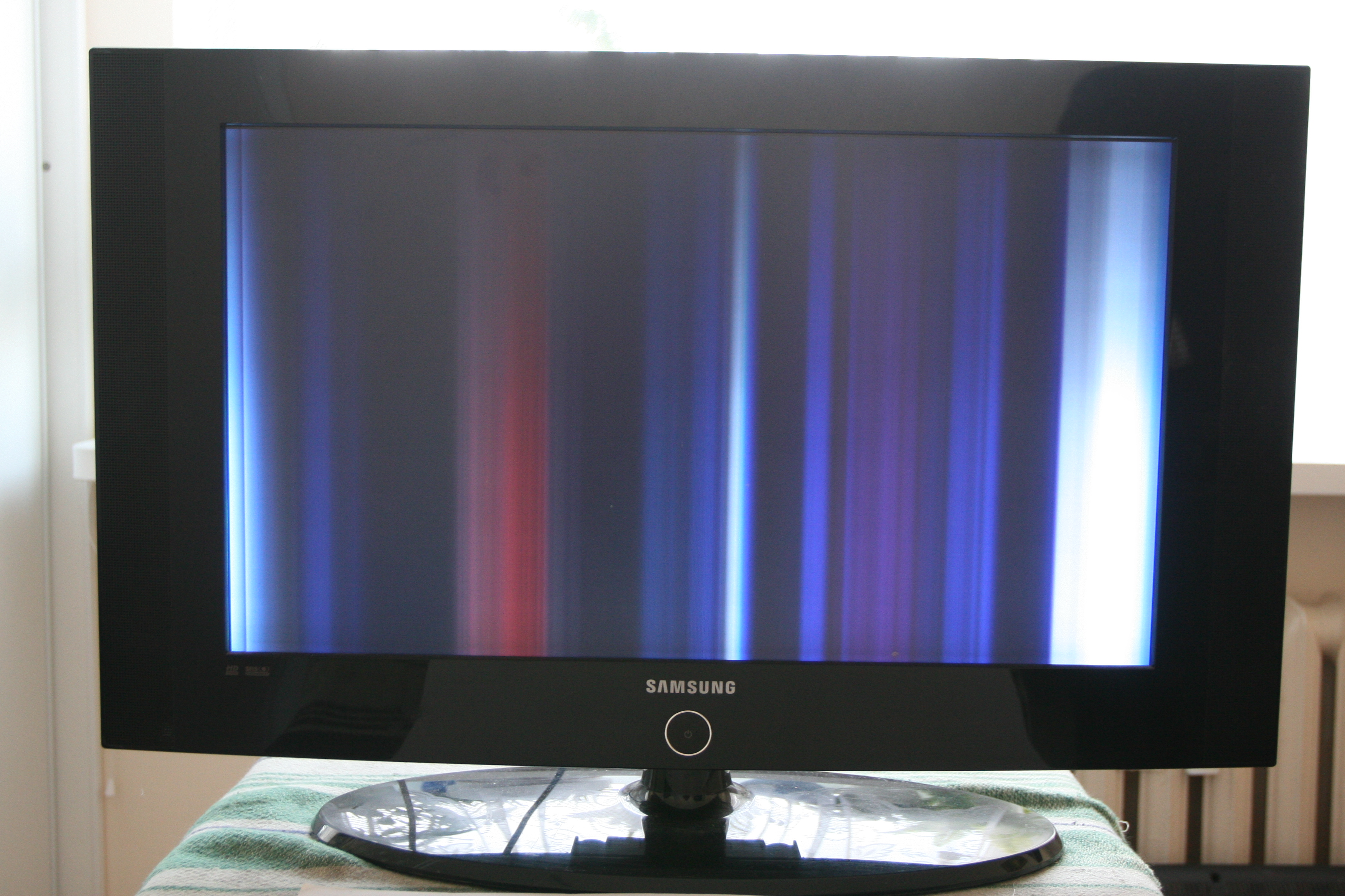 Завис телевизор самсунг. Телевизор Samsung le-26a330j1 26". Le26a330 белый экран. Телевизор Samsung le32d550k1w. Samsung le26a451c1 искажение цвета.