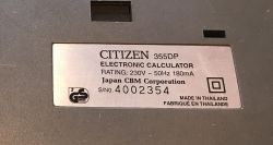 Wnętrze starego kalkulatora z drukarką Citizen 355DP Wnętrze starego kalkulatora z drukarką Citizen 355DP