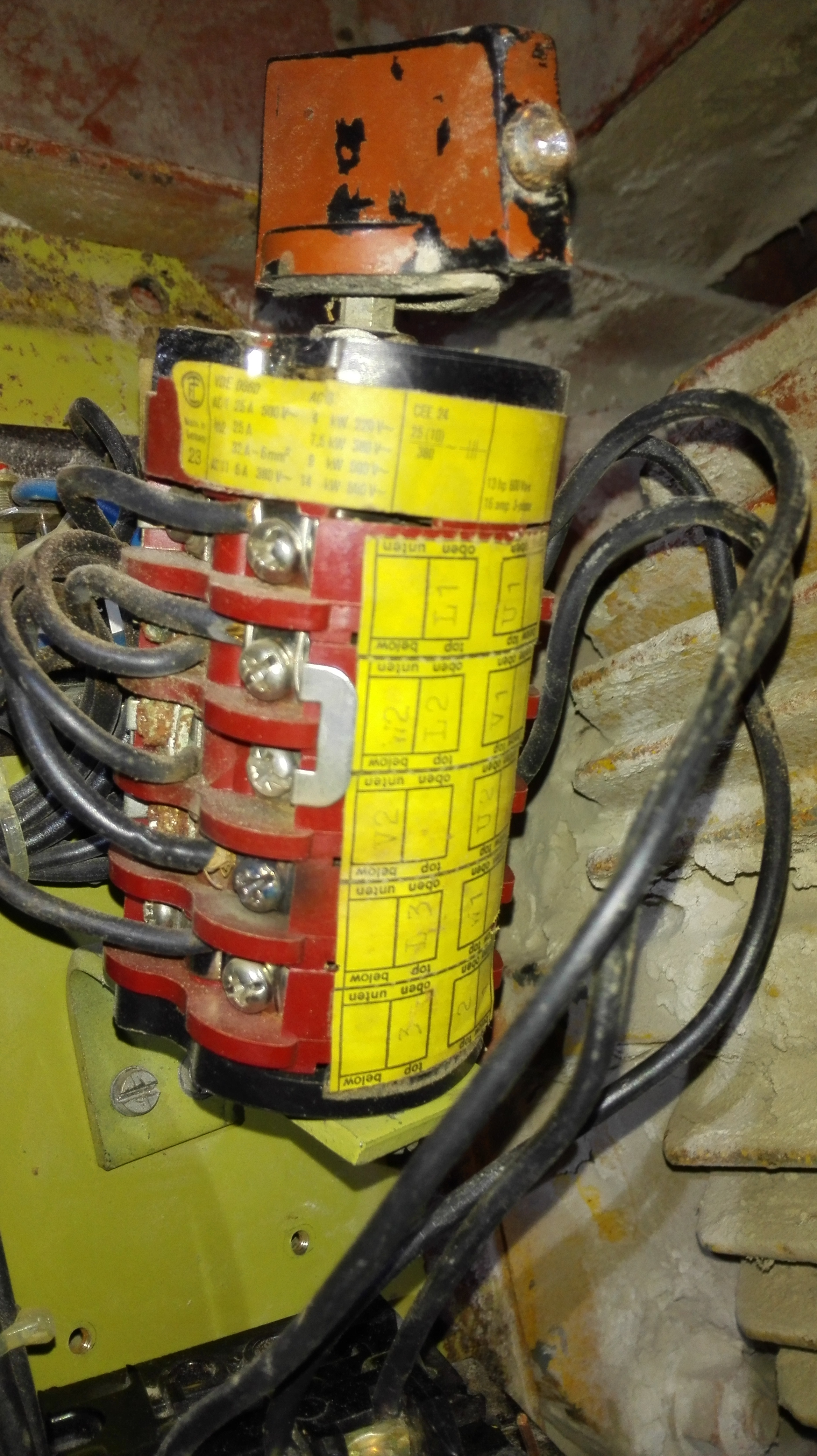 Zamiennik przełącznika gwiazda-trójkąt VDE 0660 z dodatkową sekcją - co ...