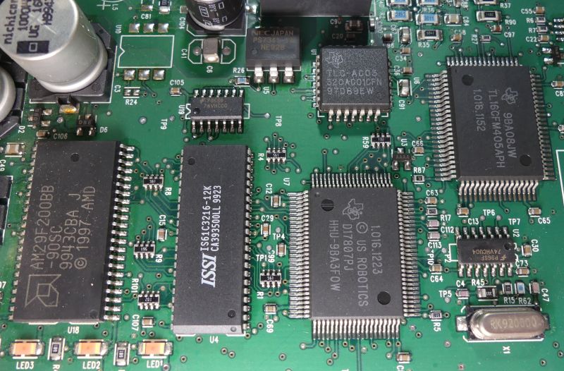 Wnętrze modemu dial-up US Robotics 56K