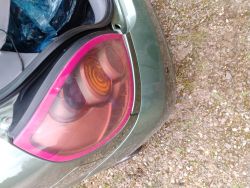 Tylna lampa samochodowa z widocznymi zabrudzeniami wewnątrz klosza